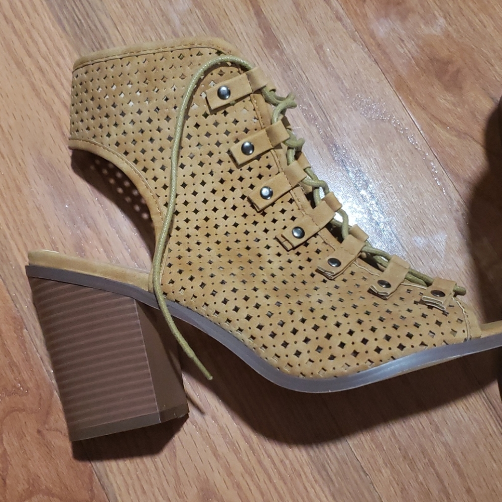Shoes - Picture 4 of 4